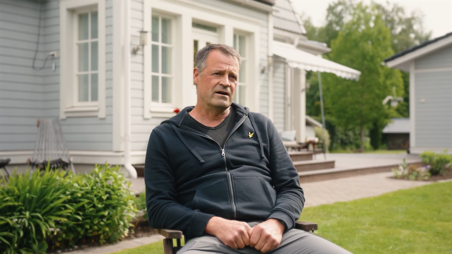 Asiakas kotipihallaan tiilikattourakan jälkeen